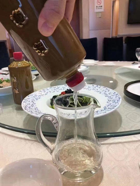 酱香型白酒和浓香型型，鉴别酱香酒最好的方法就是在空杯中闻一闻。
