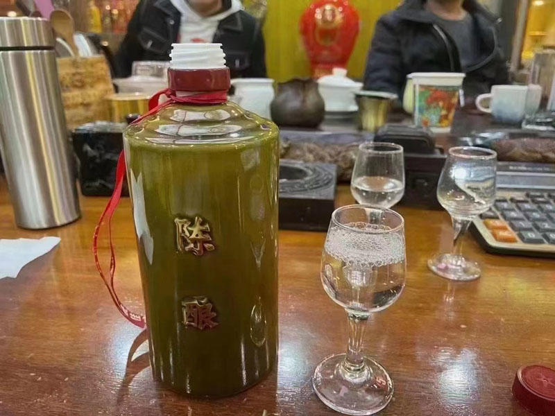 酱香型白酒有哪些技巧？酱香型酒的厂家提醒您，喝酱香型酒要注意四个细节。
