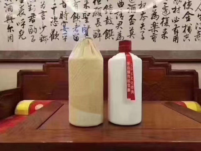 茅台镇酱香型白酒工艺中的制曲为什么一定要光脚踩？